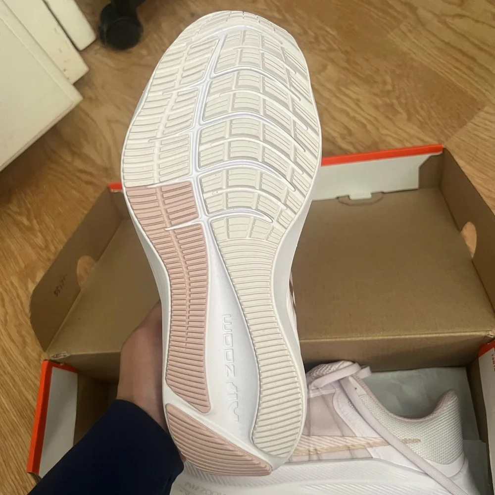 Brand new woman’s Nike shoes with box size 6.5 - Picture 3 of 4